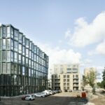 Zu Loftwohnungen umgenutztes Bürogebäude im niederländischen Haarlem mit neuer Erker-Glasfassade
