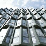 Erker-Glasfassade an einem zu Loftwohnungen umgenutzten Bürogebäude in Haarlem