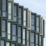 Erker-Glasfassade an einem zu Loftwohnungen umgenutzten Bürogebäude in Haarlem