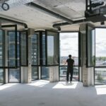 Loftwohnung in einem ehemaligen Bürogebäude in Haarlem - Blick durch die neue Glasfassade