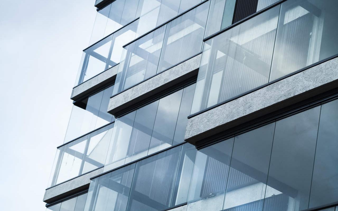 Balkonverglasung und Verbauten: Balkon ganzjährig nutzen